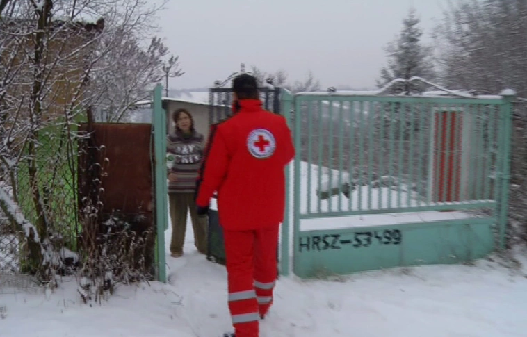 Hajléktalanokat kutatott fel a Vöröskereszt a hideg és a hó miatt