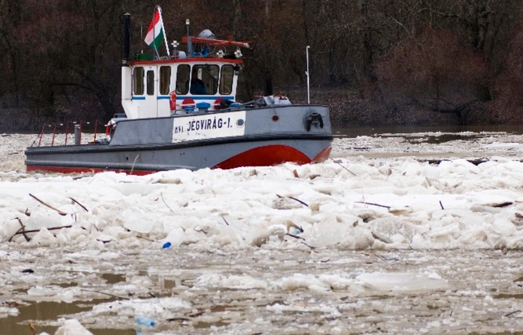 Belgrád térségébe vezényeltek át két magyar jégtörőt