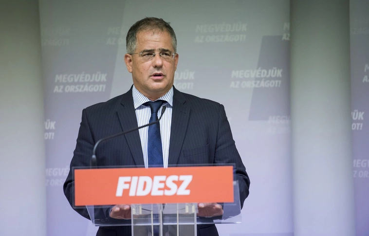 Kósa: el kell kerülni, hogy terroristákat telepítsenek Magyarországra