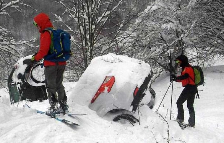 Túlélőket találtak a hó alatt