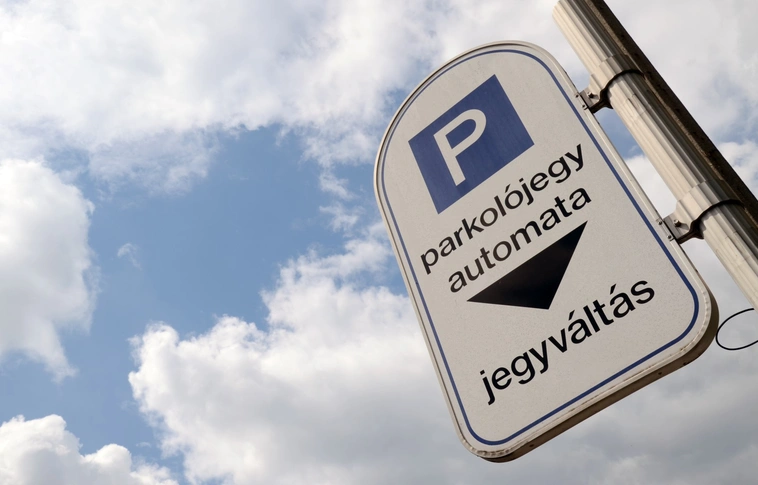 Nem városi parkoló a miskolctapolcai gyógyszertár előtti terület