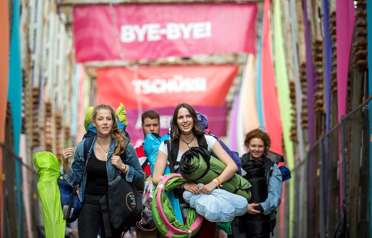 Érkeznek a látogatók a Sziget fesztiválra