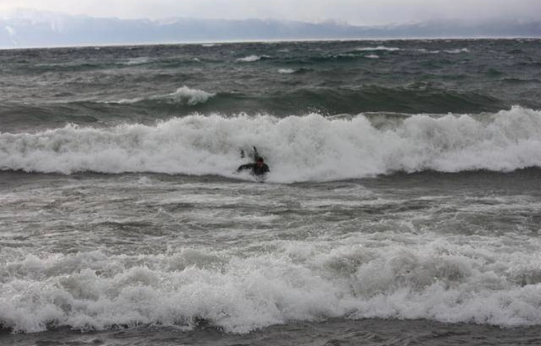 Szörföst mentettek a Balatonból