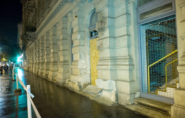 Felébresztették mélyaltatásból a Teréz körúton megsérült rendőrnőt