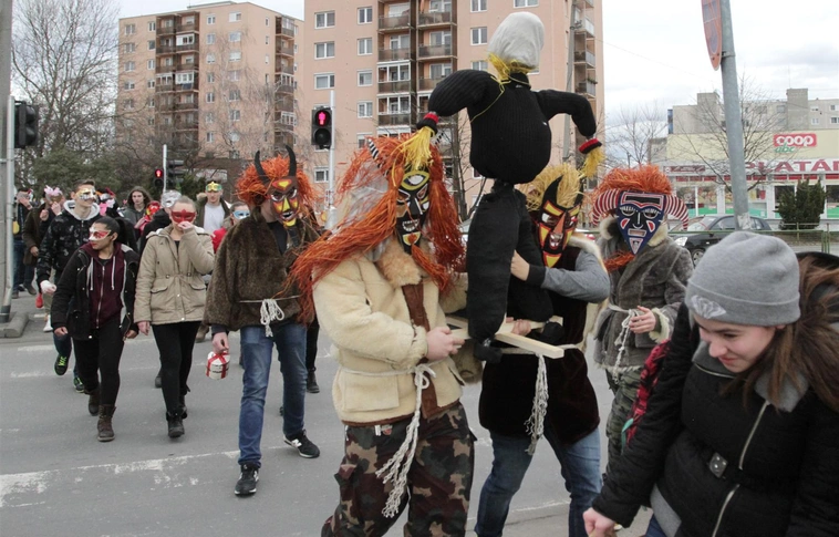 Színes karnevállal űzték el a telet az Avason