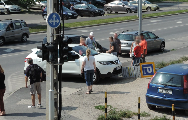 Baleset a Kis-Hunyadon – pár hetes baba a sérült autóban