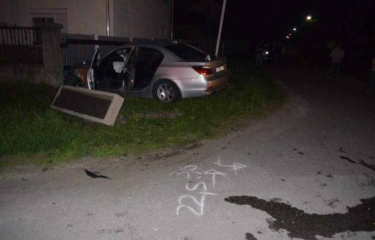A kerítés fogta meg az autót
