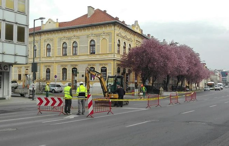 Dolgoznak a Centrumnál, várhatóan egy hétre lezárták a belső sávot