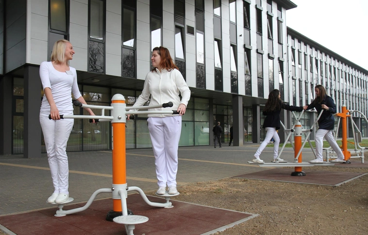 Megelőzés, hasznos időtöltés: fitneszgépeket adtak át a megyei kórházban
