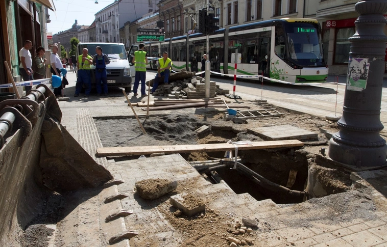 Csőtörés: elöntötte a víz a Villanyrendőr környékét
