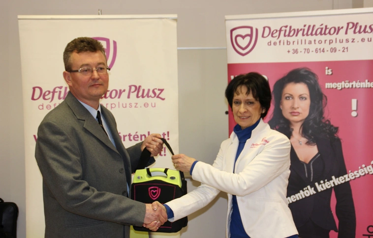 Defibrillátor készülékkel segít a Tigáz