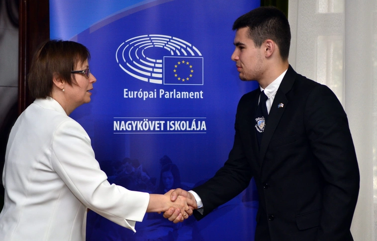 Világra nyitott fiatalok kaptak okleveleket