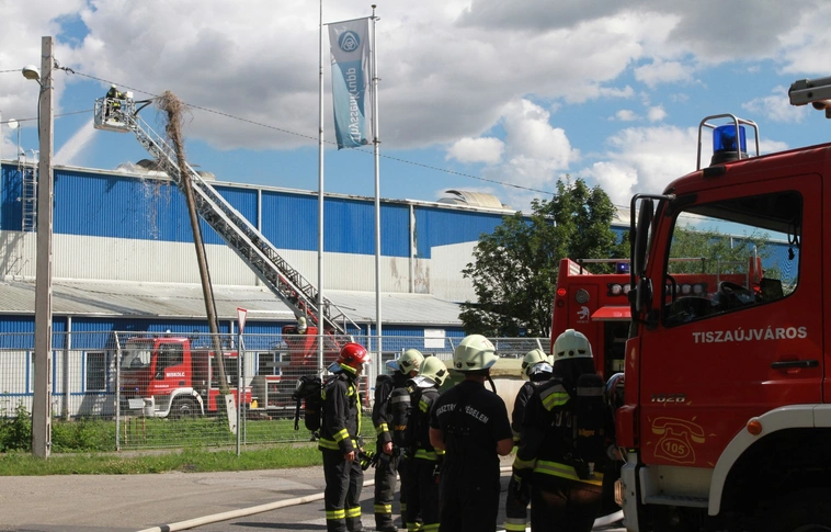 Legmagasabb riasztási fokozat: kigyulladt egy raktárépület a Fonoda utcában (Képgaléria)