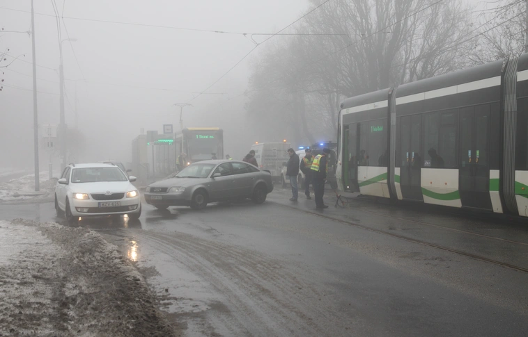 Villamos ütközött személyautóval a Győri kapuban 