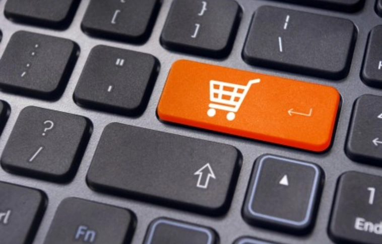 Vádat emeltek négy internetes csalóval szemben