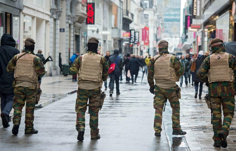 Németországban terrorizmussal gyanúsítanak egy katonát