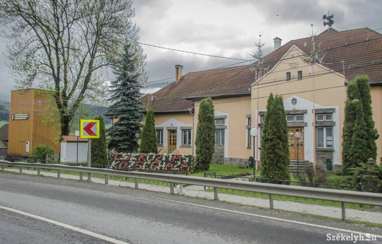 Virágokkal írták ki a községháza feliratot Csíkkozmáson