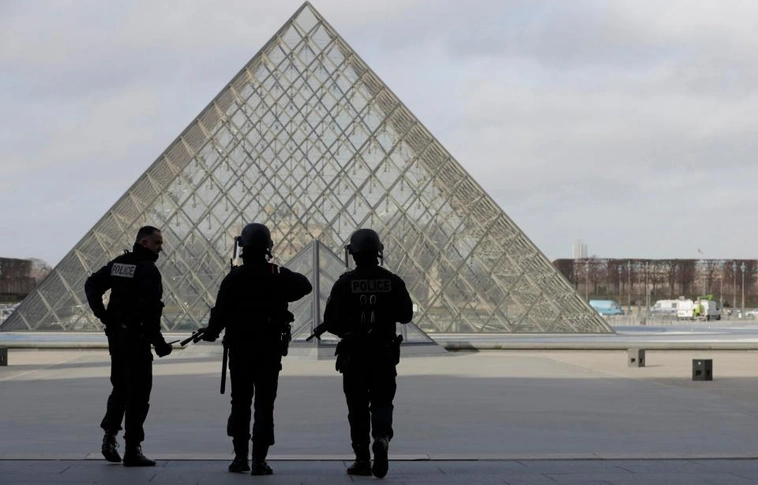 Kihallgatták, de nem tett vallomást a párizsi Louvre-nál katonákra támadó egyiptomi férfi