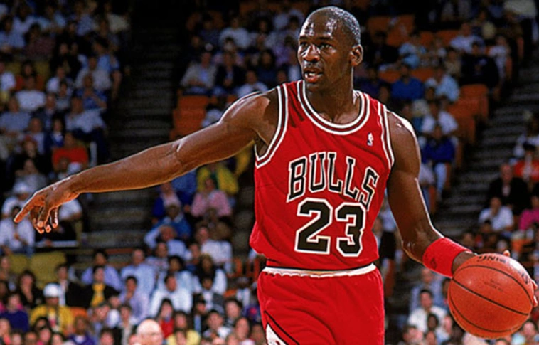 Több mint 190 ezer dollárért kelt el Michael Jordan sportcipője