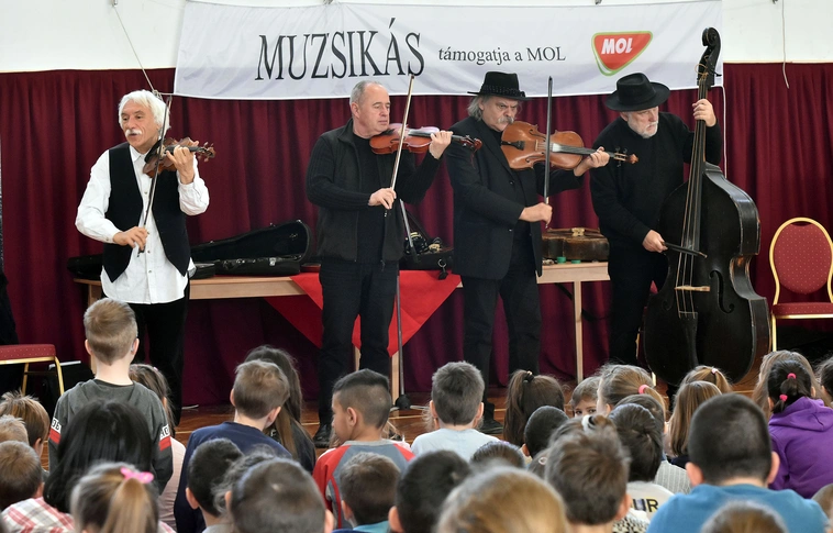Rendhagyó énekórát tartott a Muzsikás