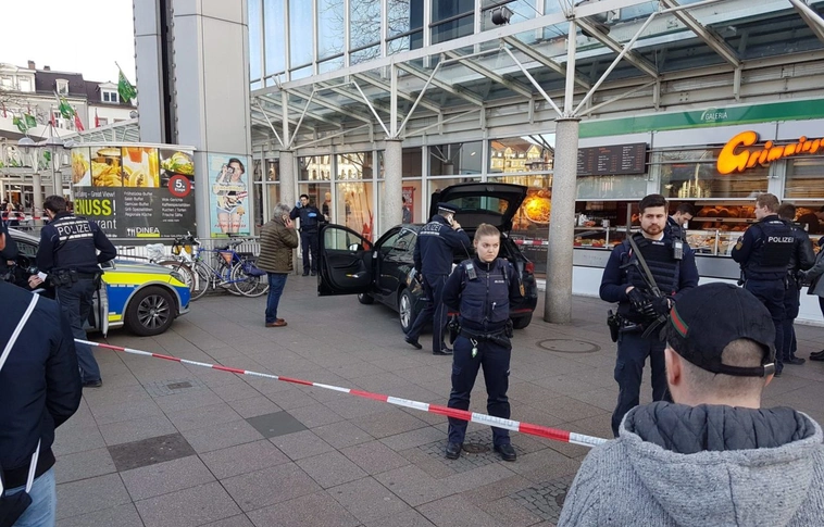 Járókelők közé hajtott egy személygépkocsi, a sofőrt lelőtték a rendőrök (Videó)
