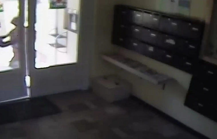 Videón megörökítve a nyaklánckitépő
