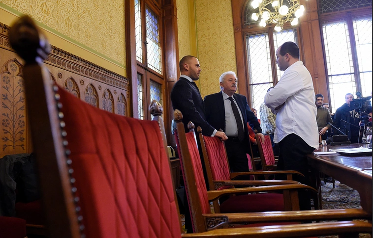 OLAF-jelentés - Nem mentek el a meghívottak a gazdasági bizottsági ülésére