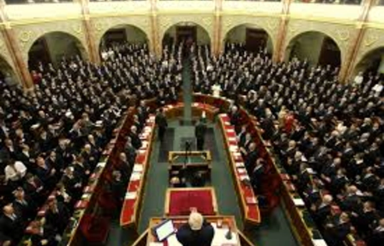 Csökkentették 11 ellenzéki képviselő tiszteletdíját