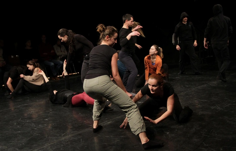Összművészeti performanszban vettek részt a nézők