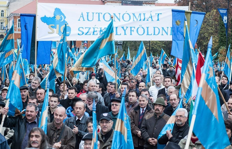 Szakadó esőben kezdődött a megemlékezés a székely vértanúk emlékművénél