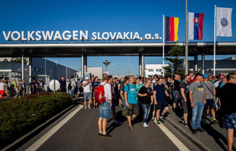Részleges gyártásleállást okozott a Volkswagen szlovák cégénél zajló sztrájk