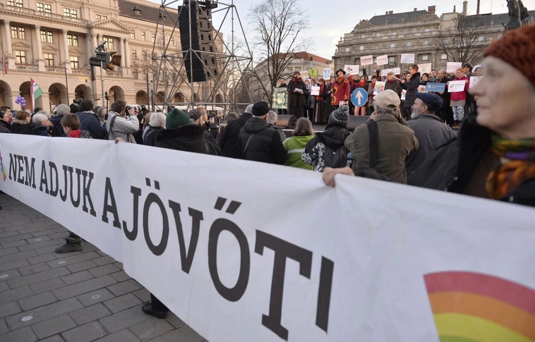 A Parlament előtt demonstrált a Tanítanék Mozgalom a közoktatás megújításáért és a civil szervezetekért