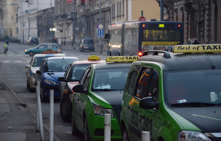 Taxisokat, kertészeket ellenőriz a NAV