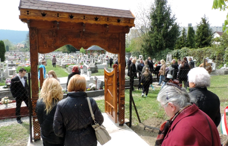 Fából faragott emlékkapu díszíti a diósgyőri temetőt