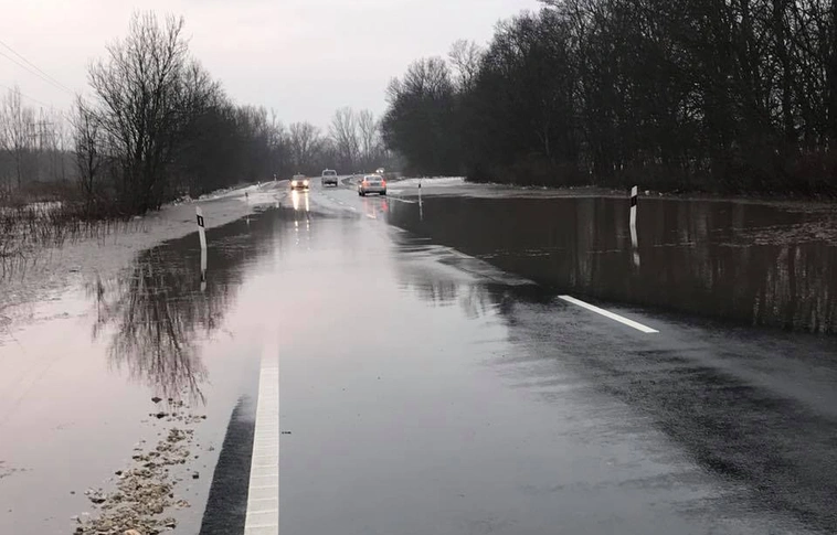 Vízátfolyás még van, de át lehet rajta hajtani