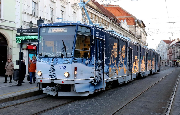 Százhatvanezer utas, európai elismerés – egy időre most elköszön Miskolc adventi villamosa