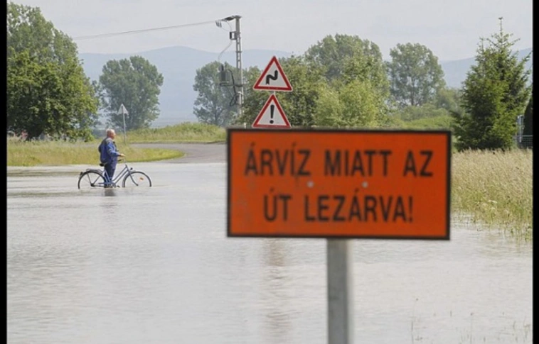 Árhullám a Rábán és a Murán