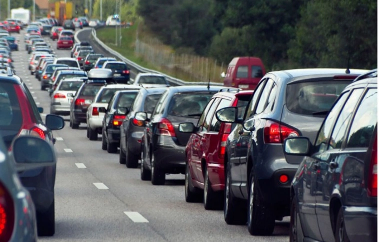 Öt kilométeres dugó az M7-esen