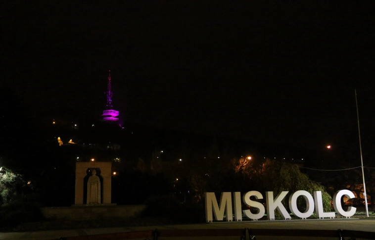 Koraszülöttek világnapja: lila színben az Avasi kilátó