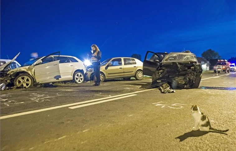 Sú­lyos tö­meg­bal­eset tör­tént: a vo­lán­nál ka­pott ro­ha­mot egy sofőr (Videóval)