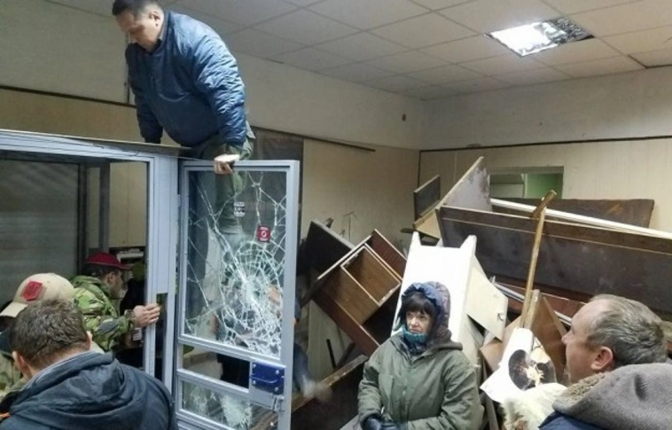 Ukrán nacionalisták Kijevben szétvertek egy bírósági tárgyalótermet, és elbarikádozták magukat