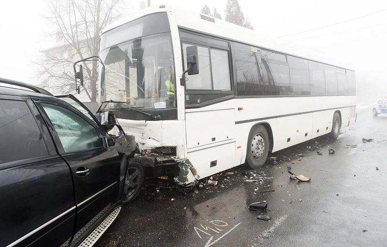 Busz és személyautó ütközött Budapesten, tízen megsérültek