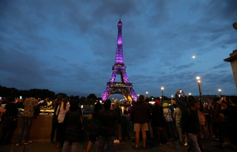 Fényjátékkal ünnepelte az Eiffel-torony a 300 milliomodik látogatóját (Videóval)