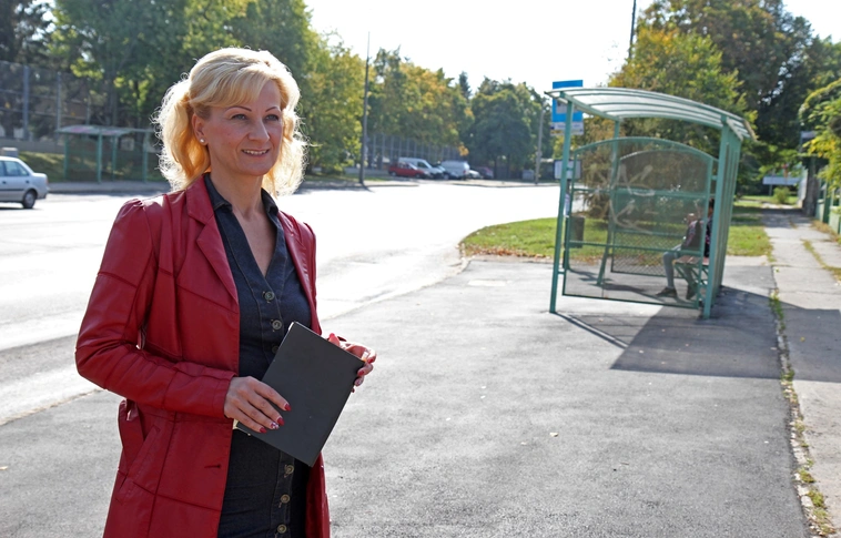 Több millióból újult meg az aszfalt a járdán és a buszmegállóban
