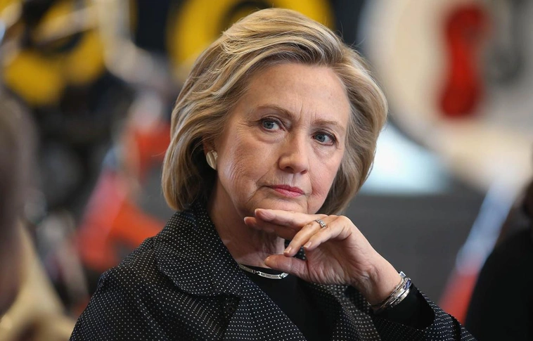Össztűz zúdult a Vanity Fair című magazinra, mert azt javasolta Hillary Clintonnak, hogy vonuljon vissza és inkább kötögessen