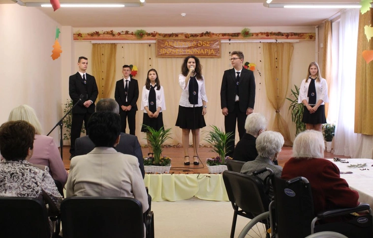 Az időseket köszöntjük a szépkorúak havában