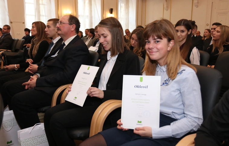 Kiváló tanulókat köszöntöttek a városházán (Részletes lista, képgaléria)