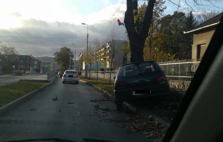 Tombolt a vihar: fának sodródott egy autó Miskolcon, a Károly utcánál