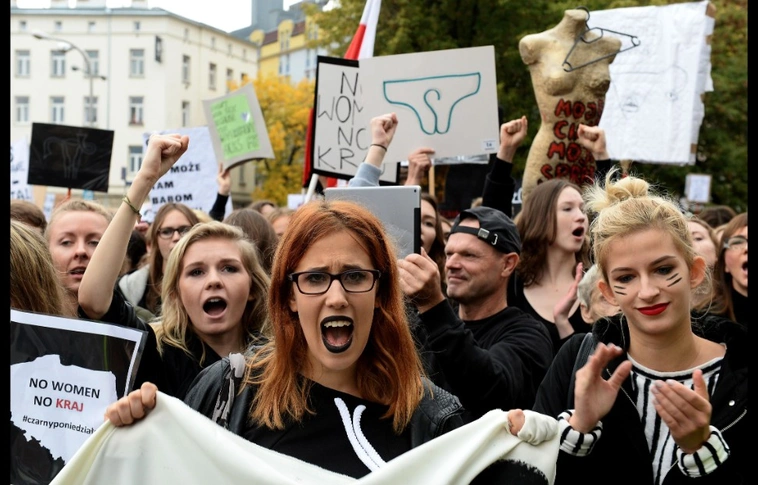 Lengyel sajtó: Soros György támogatta a kormányellenes lengyelországi feminista akciókat