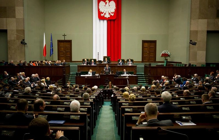 A lengyel alsóház a Brüsszel által vitatott másik bírósági törvényt is megszavazta